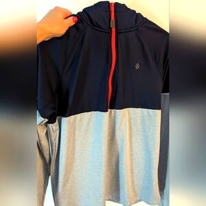 Warm sports shirt from Aspen. Unisex, size adult small